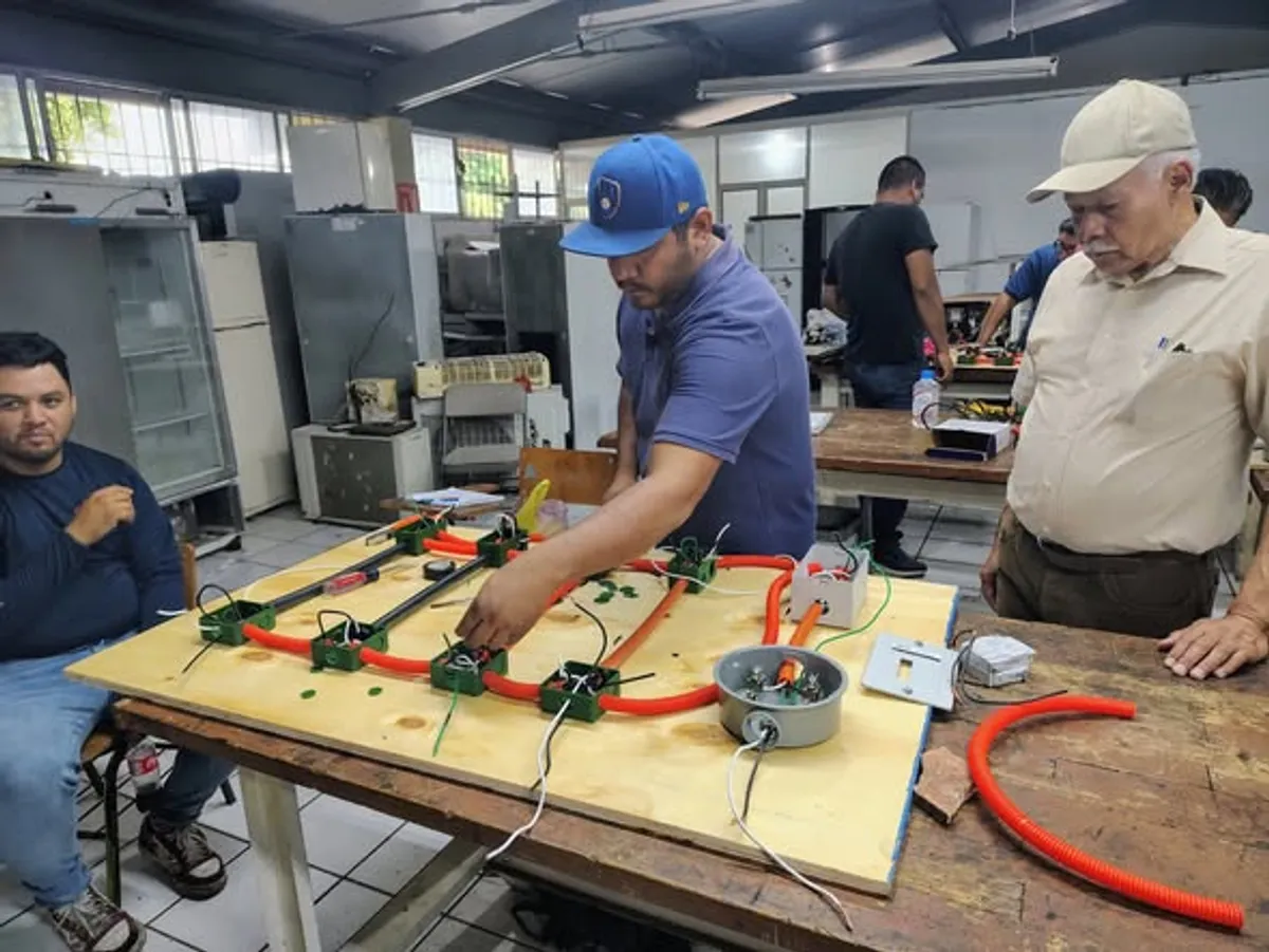 Taller práctico de instalaciones eléctricas, curso técnico SARQ