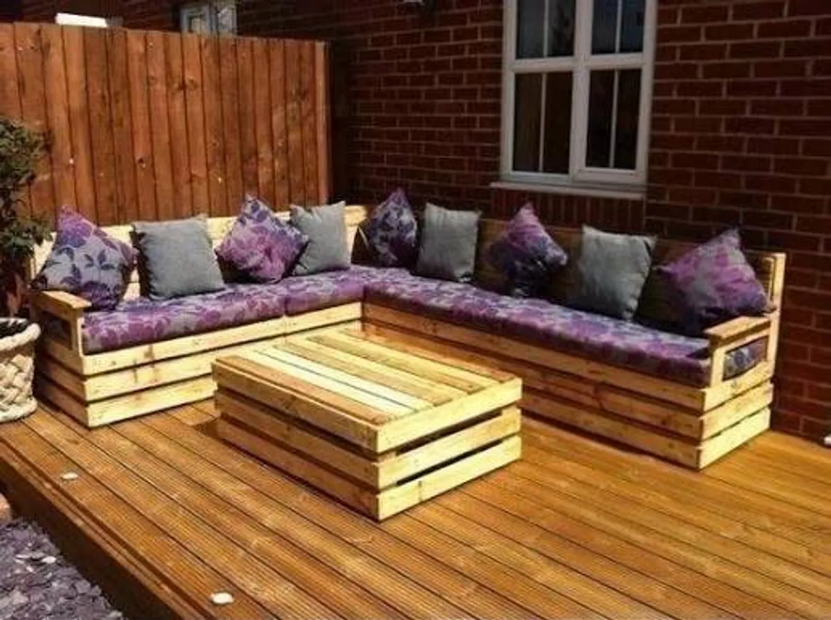 Terraza con mobiliario hecho de madera reciclada